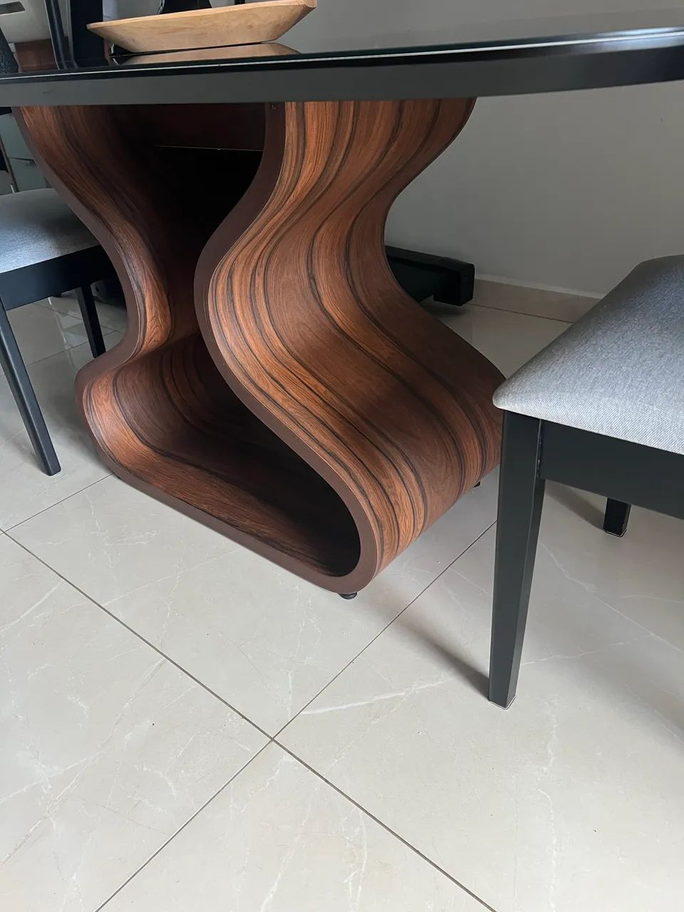Mesa com base madeira maciça e tampo em laca preto de vidro - Foto 2