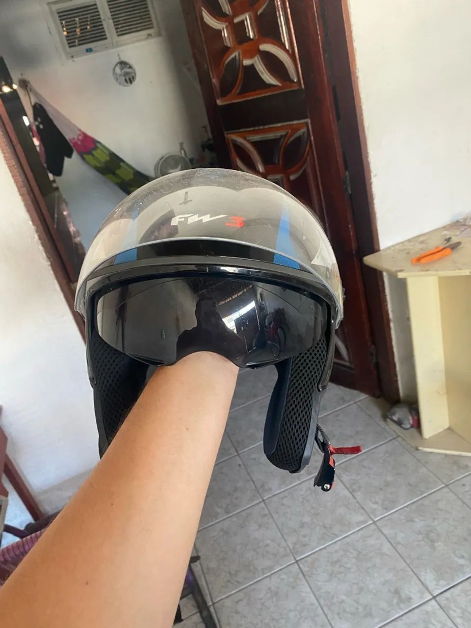 Vendo Capacete FW3 aberto com óculos 