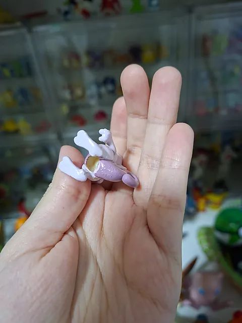 Pokemon Miniatura Mewtwo Basic Fun 1999 com Pokebola - Foto 5