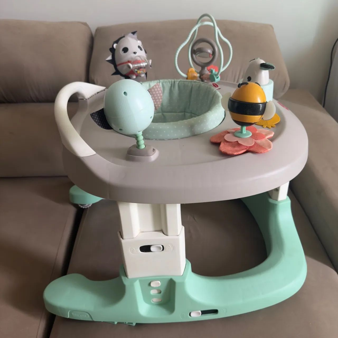 Andador Tiny Love com ajuste de altura e amortecedores. - Foto 3