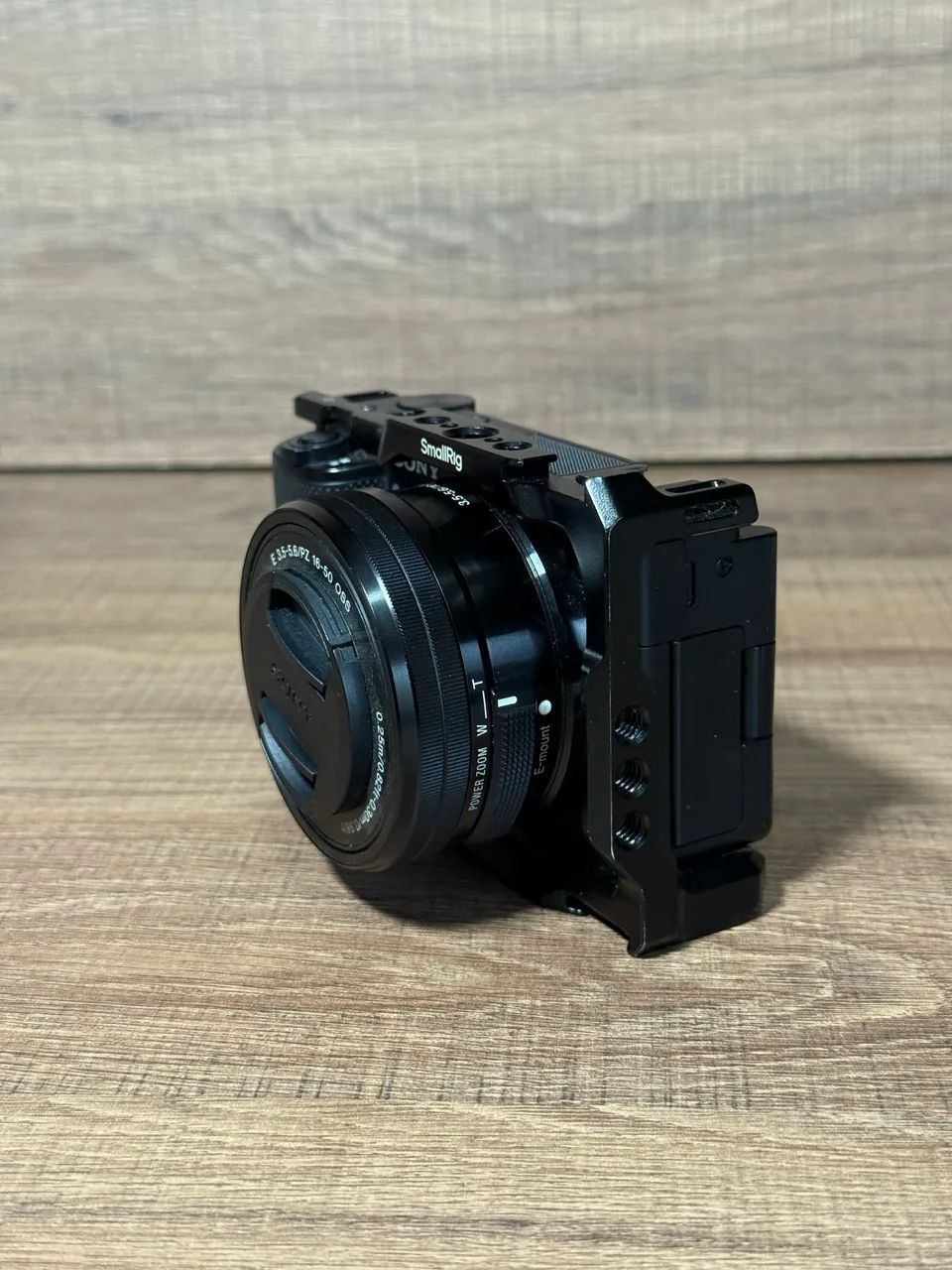 CÂMERA SONY ZVE10 + LENTE KIT 16-50mm - VENDER HOJE 