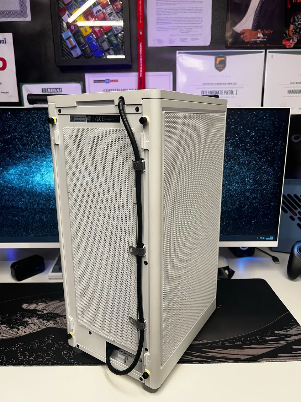 Gabinete Corsair 2000D