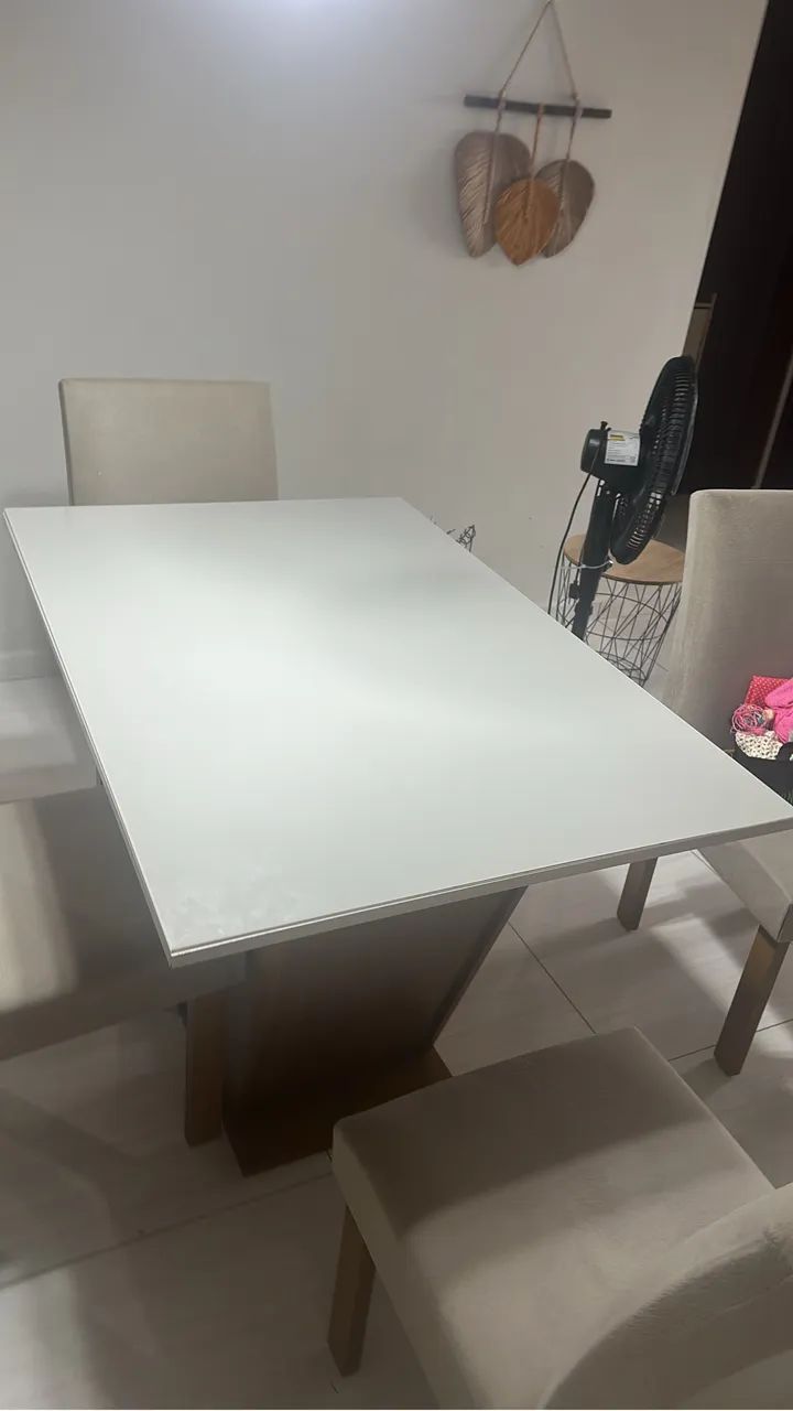 Mesa Nova com quatro cadeiras ( madeira e tampo de vidro) - Foto 4