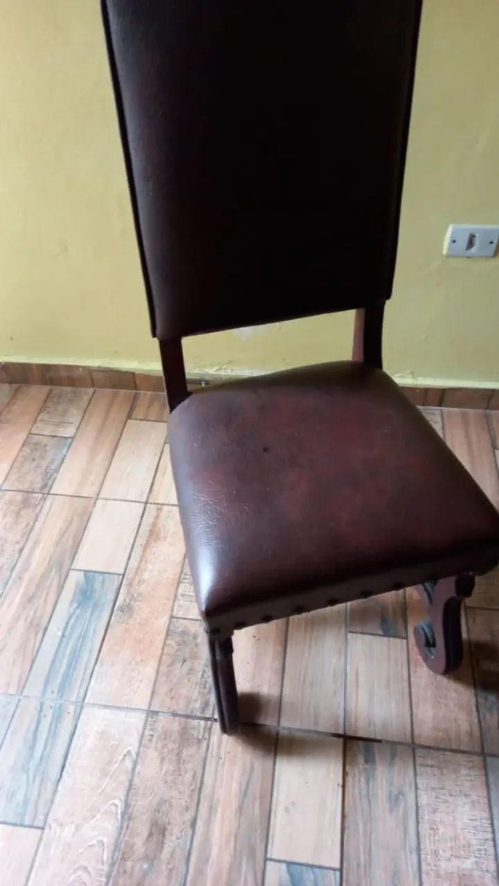Mesa de madeira antiga 8 cadeiras - Foto 4