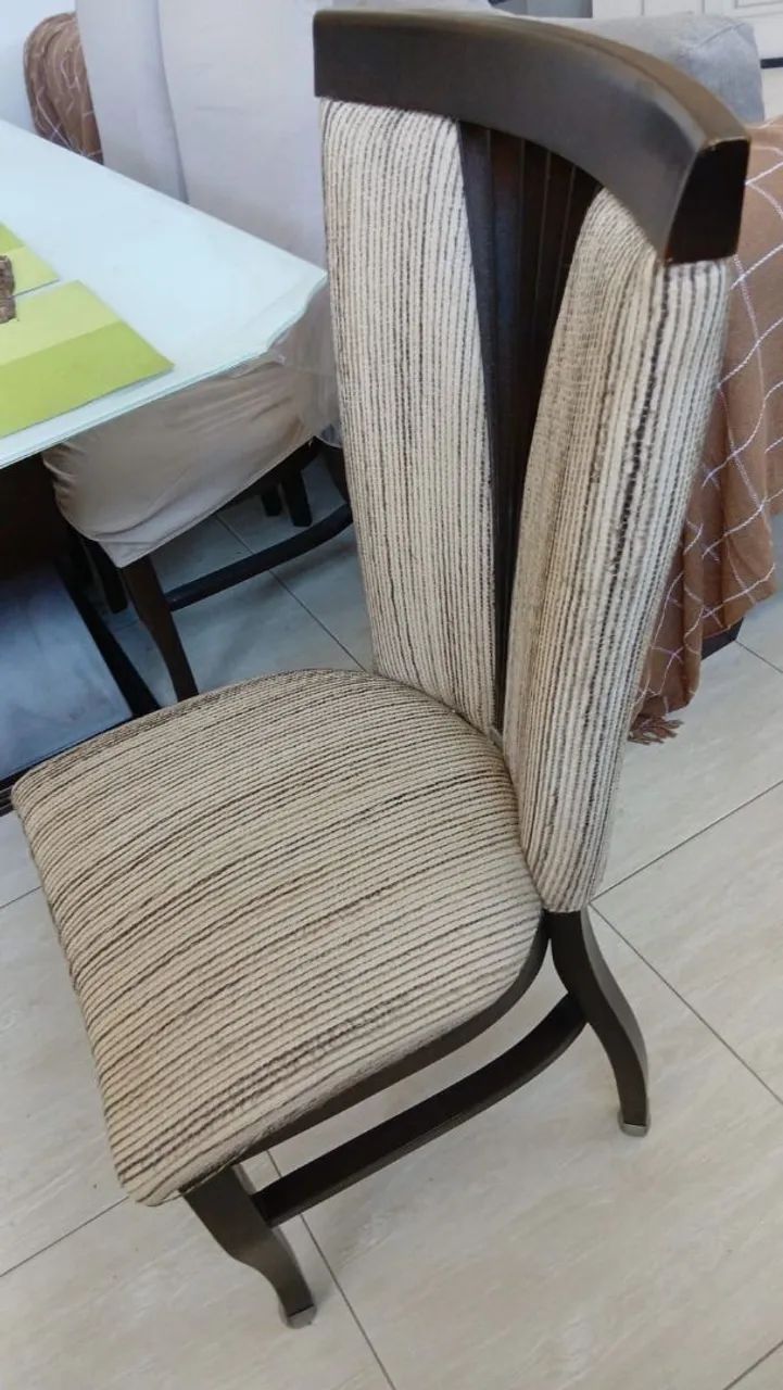 Sala de jantar  6 cadeiras ,vidro da mesa esta com adesivo branco. * tem conversa  - Foto 2