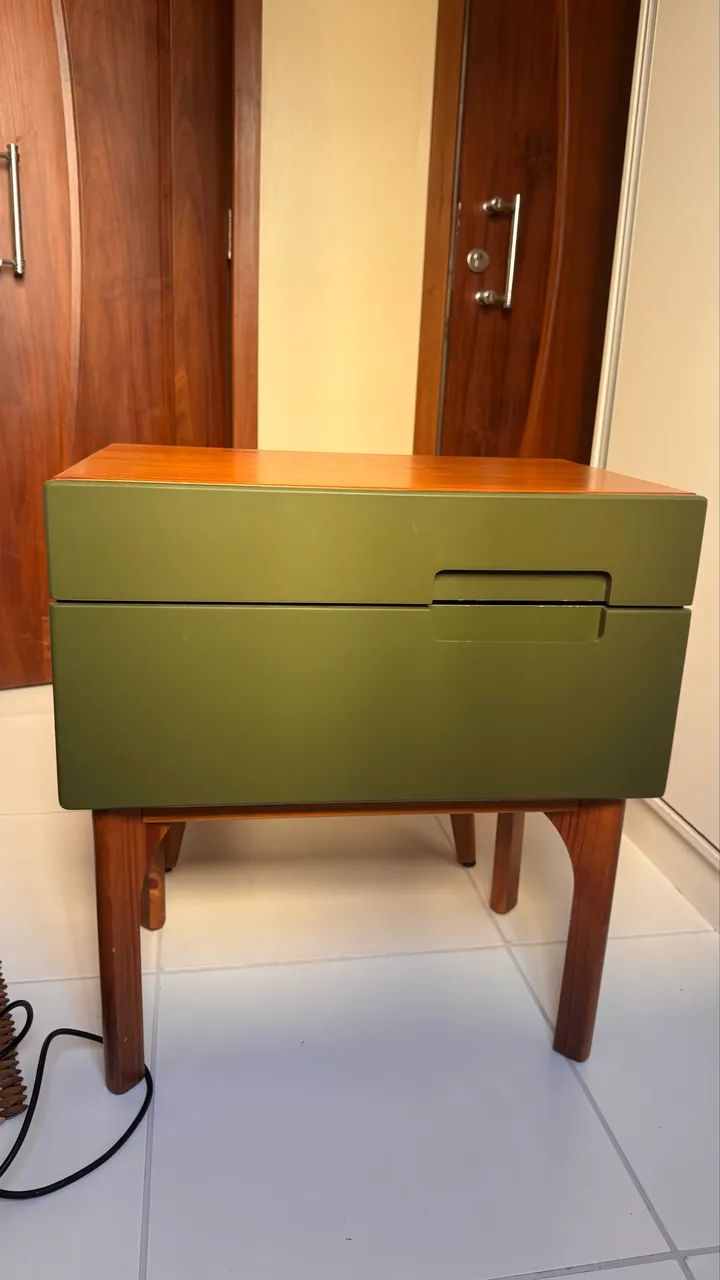 Mesa de cabeceira madeira verde 