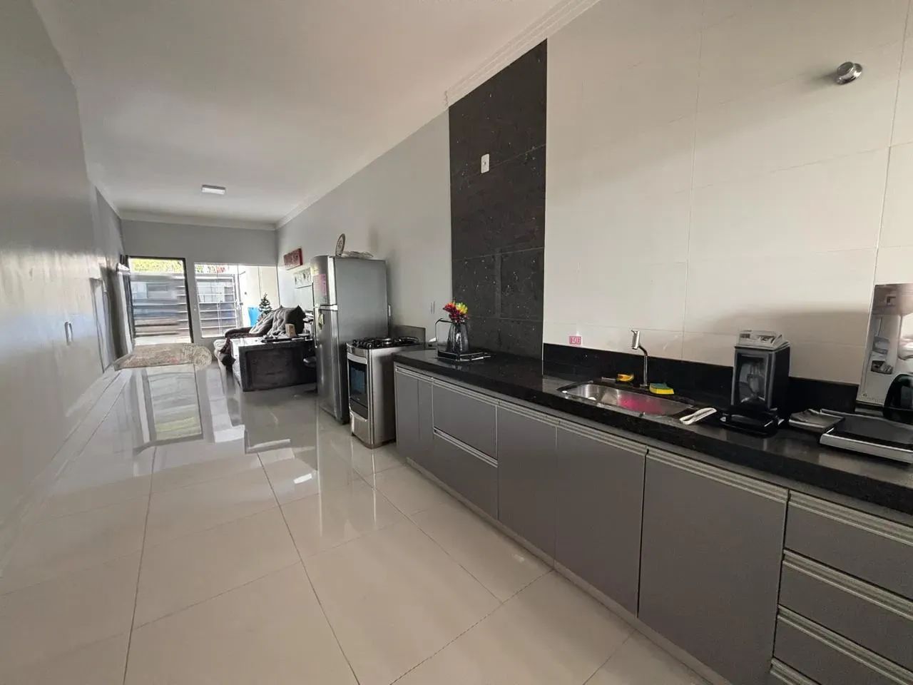 Casa á venda em Rio Verde com cômodos amplos, armários embutidos, 3 quartos e quintal impo