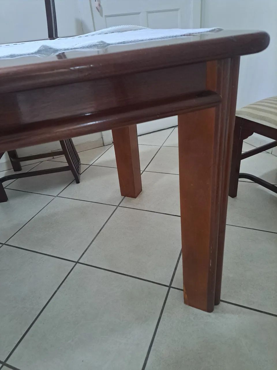 Mesa com 6 cadeiras mogno madeira - Foto 5