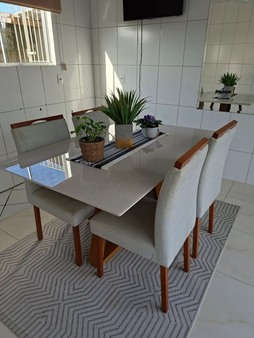 Vendo mesa de vidro com quatro cadeiras em ótimo estado  - Foto 2