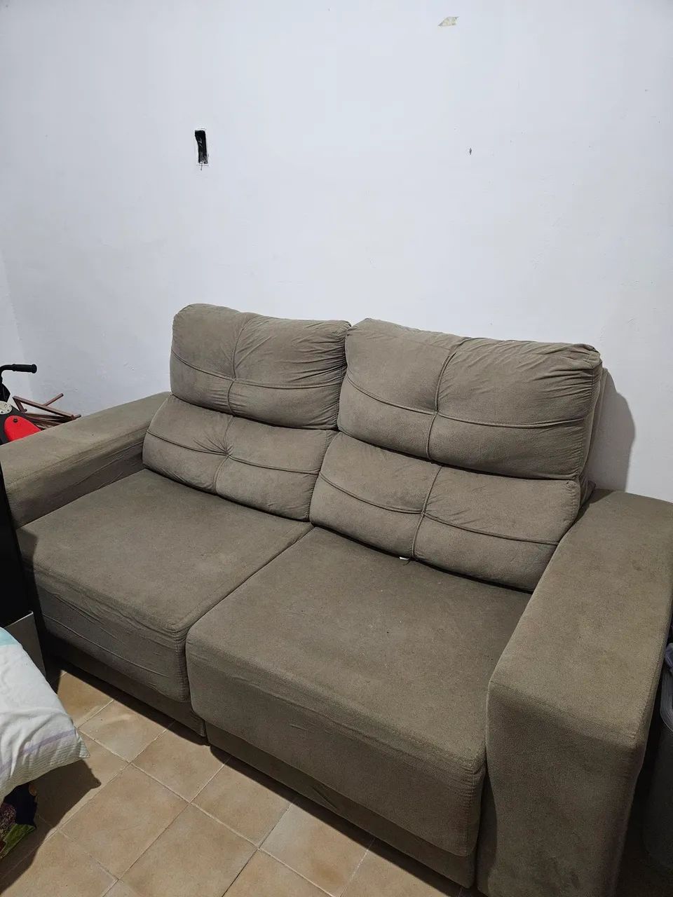 Sofá seminovo! Modelo retrátil com 2 lugares. 