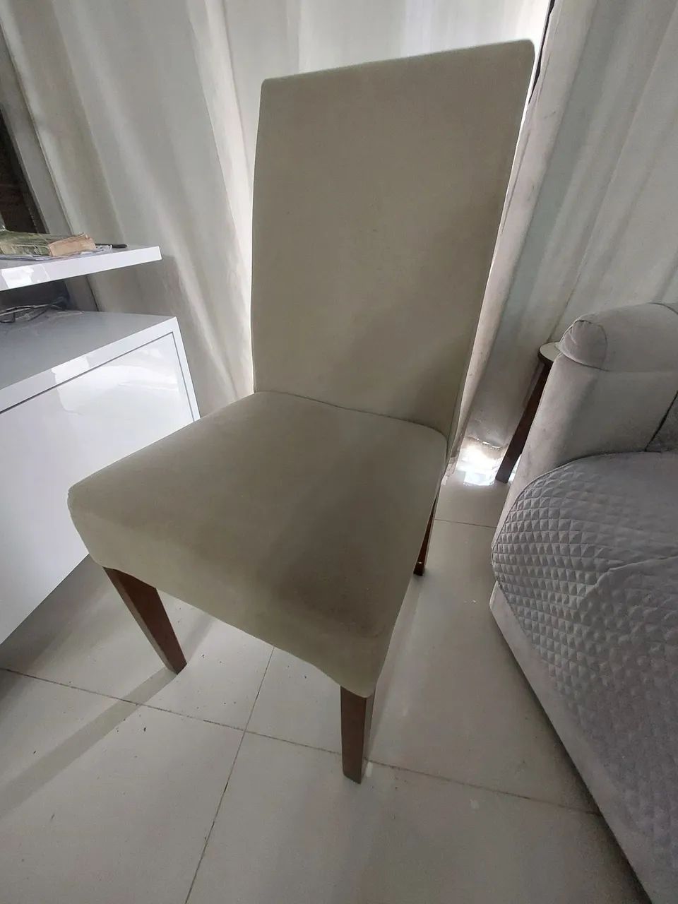Cadeira estofada de sala de jantar pés em madeira de lei - Foto 3