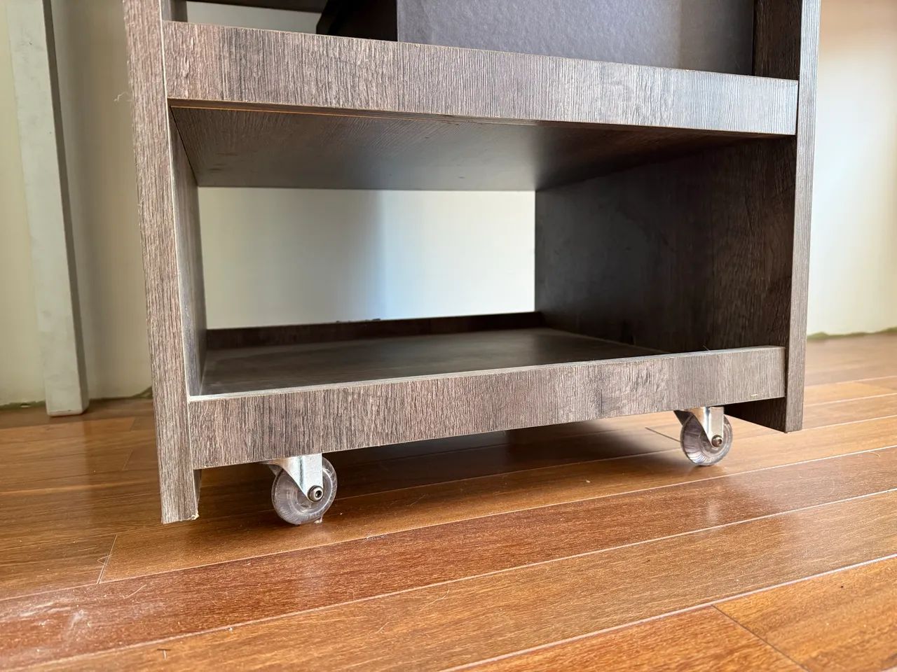 Mesa e nicho com rodinha em MDF - Foto 3