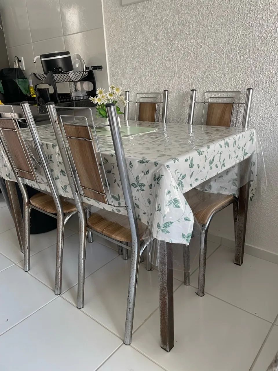 VENDO MESA COM TAMPO DE VIDRO E 4 CADEIRAS  - Foto 3