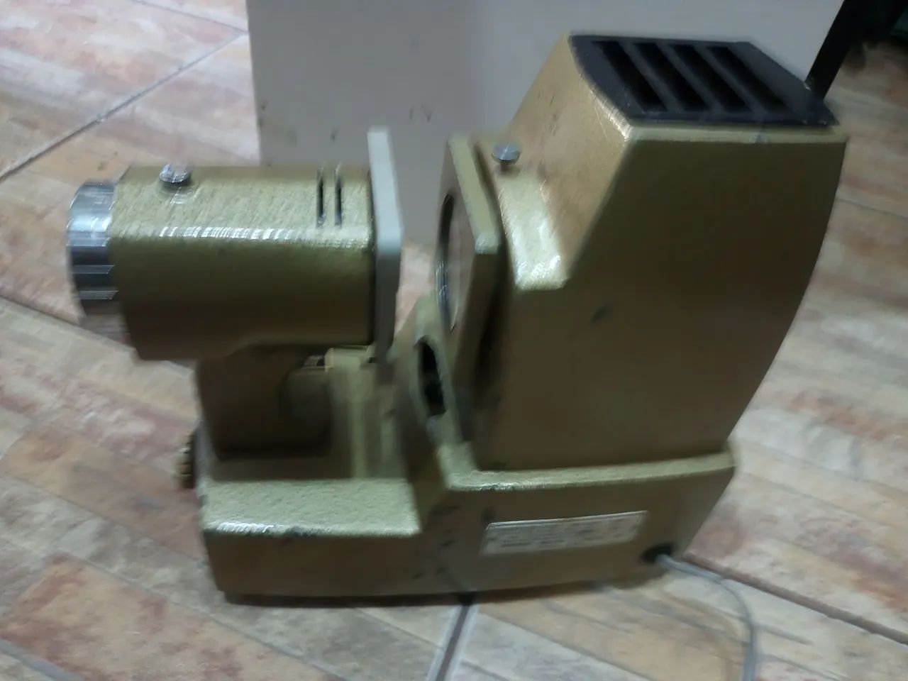Projetor antigo para colecionador 