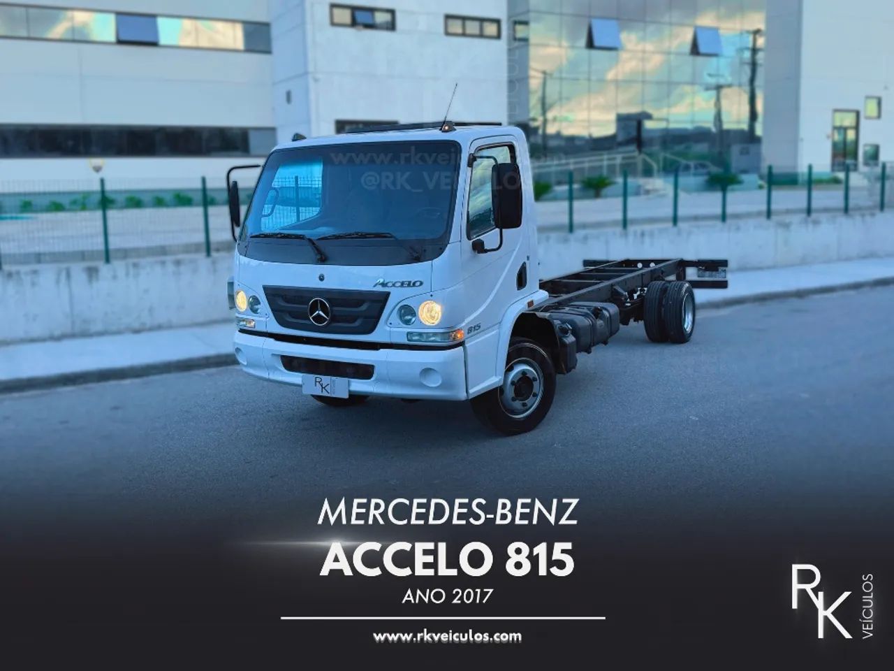 Merdeces-Benz Accelo 815 - 2017 (Com Baú)