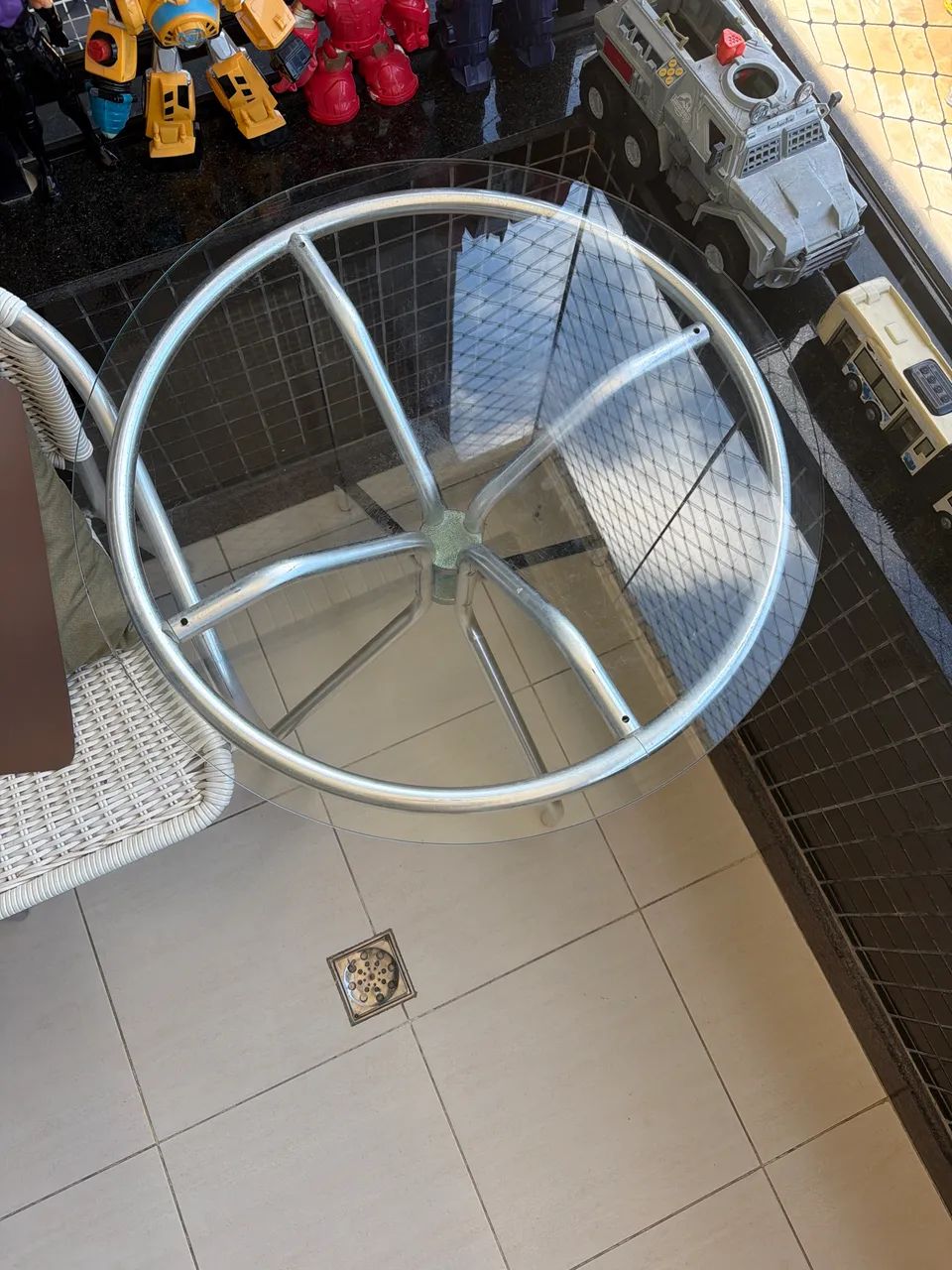 2 cadeiras brancas + mesa prata de vidro  - Foto 3