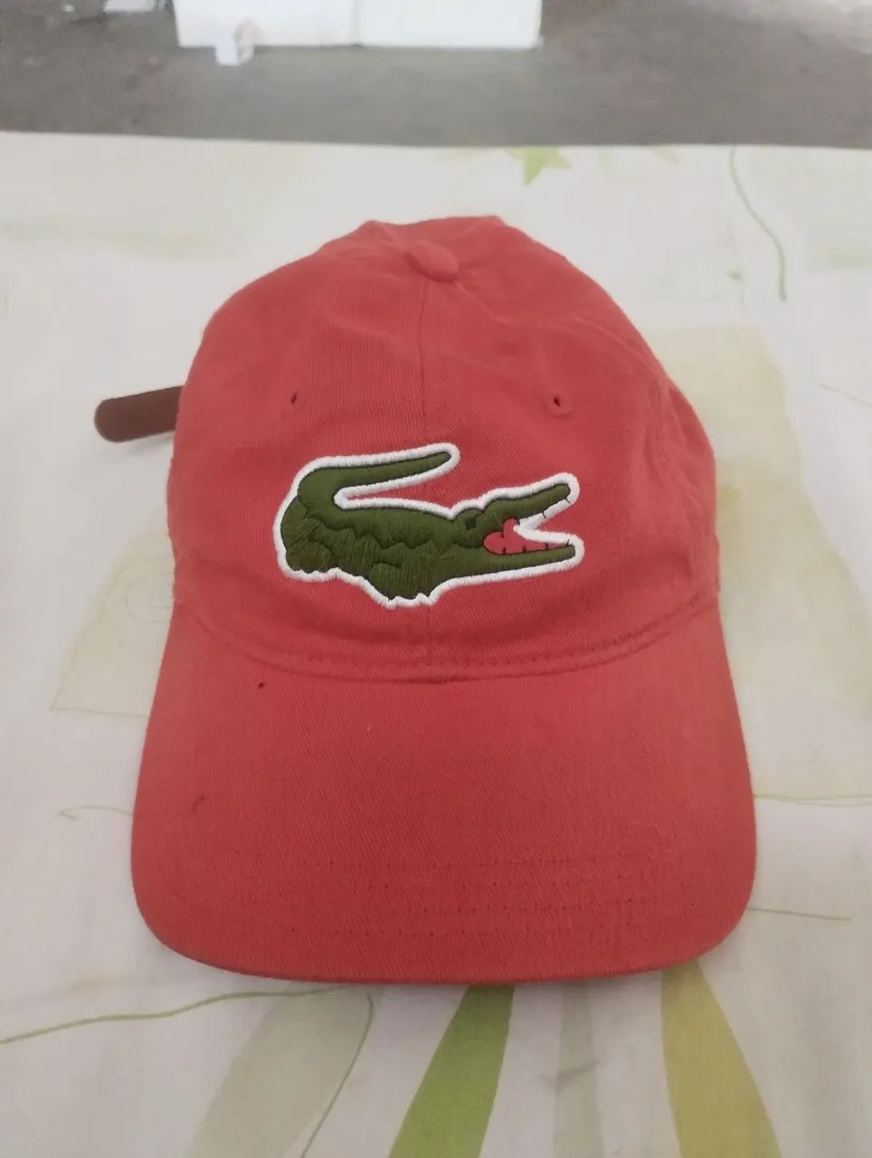 Bone Lacoste vermelho 