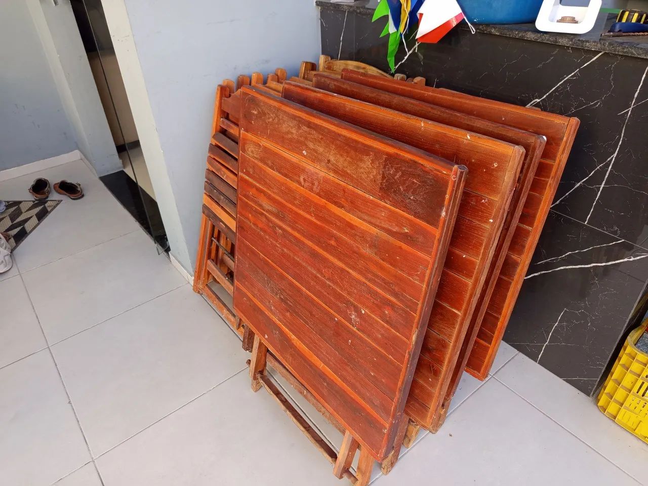 Jogo de mesa de madeira