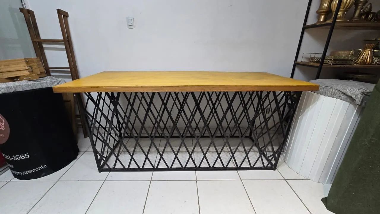 Mesa base de metal em treliça 