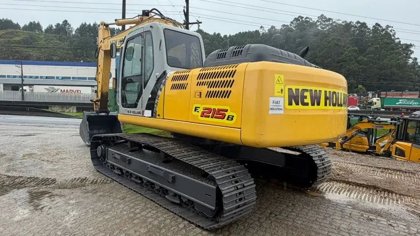 ESCAVADEIRA HIDRAULICA NEW HOLLAND E215B - ANO 2014 - 14.336 HORAS - Foto 3