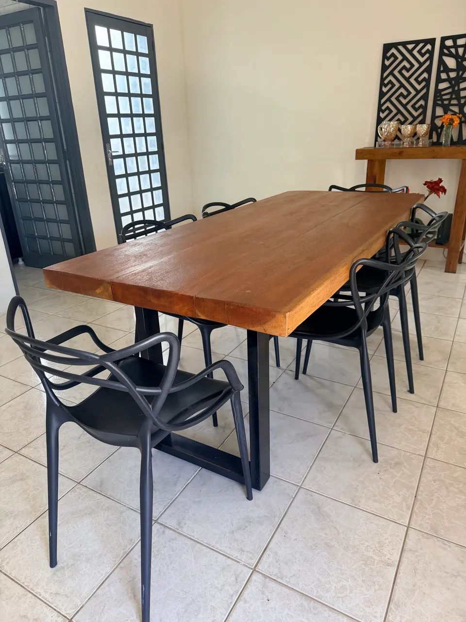 Vendo mesa de madeira maciça com 6 cadeiras  - Foto 3