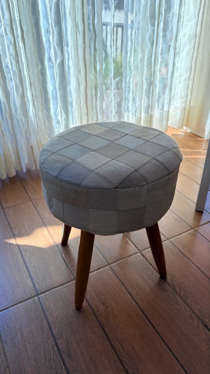 Banqueta de couro legítimo com pés de madeira 