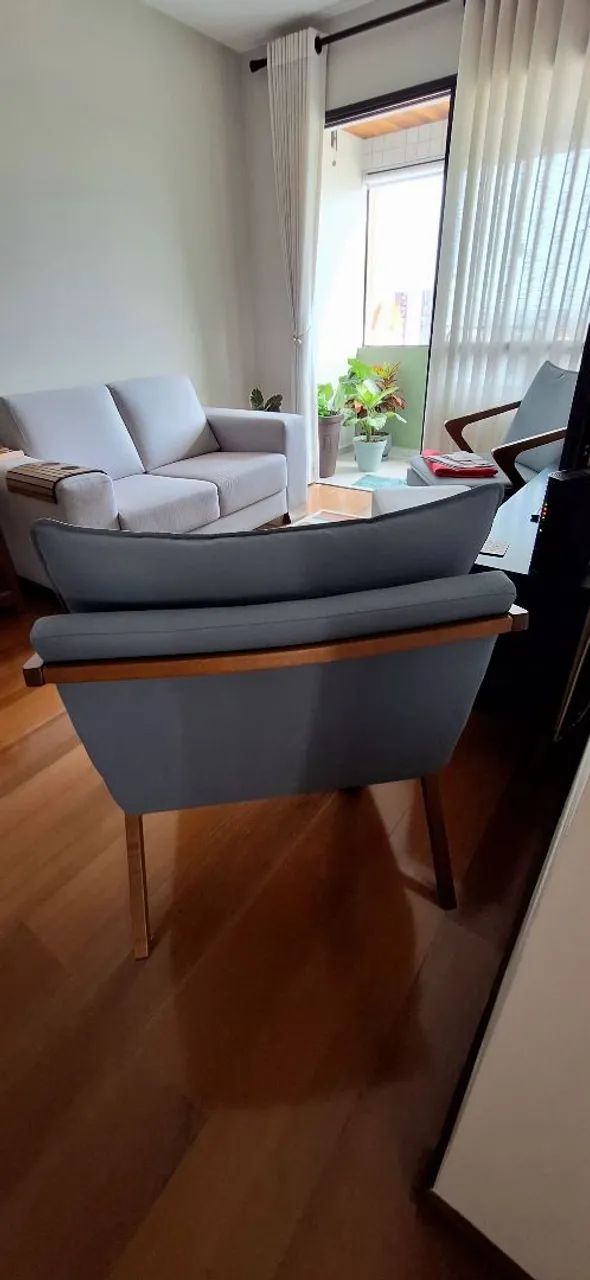 Poltrona madeira estofada em tecido - Foto 3