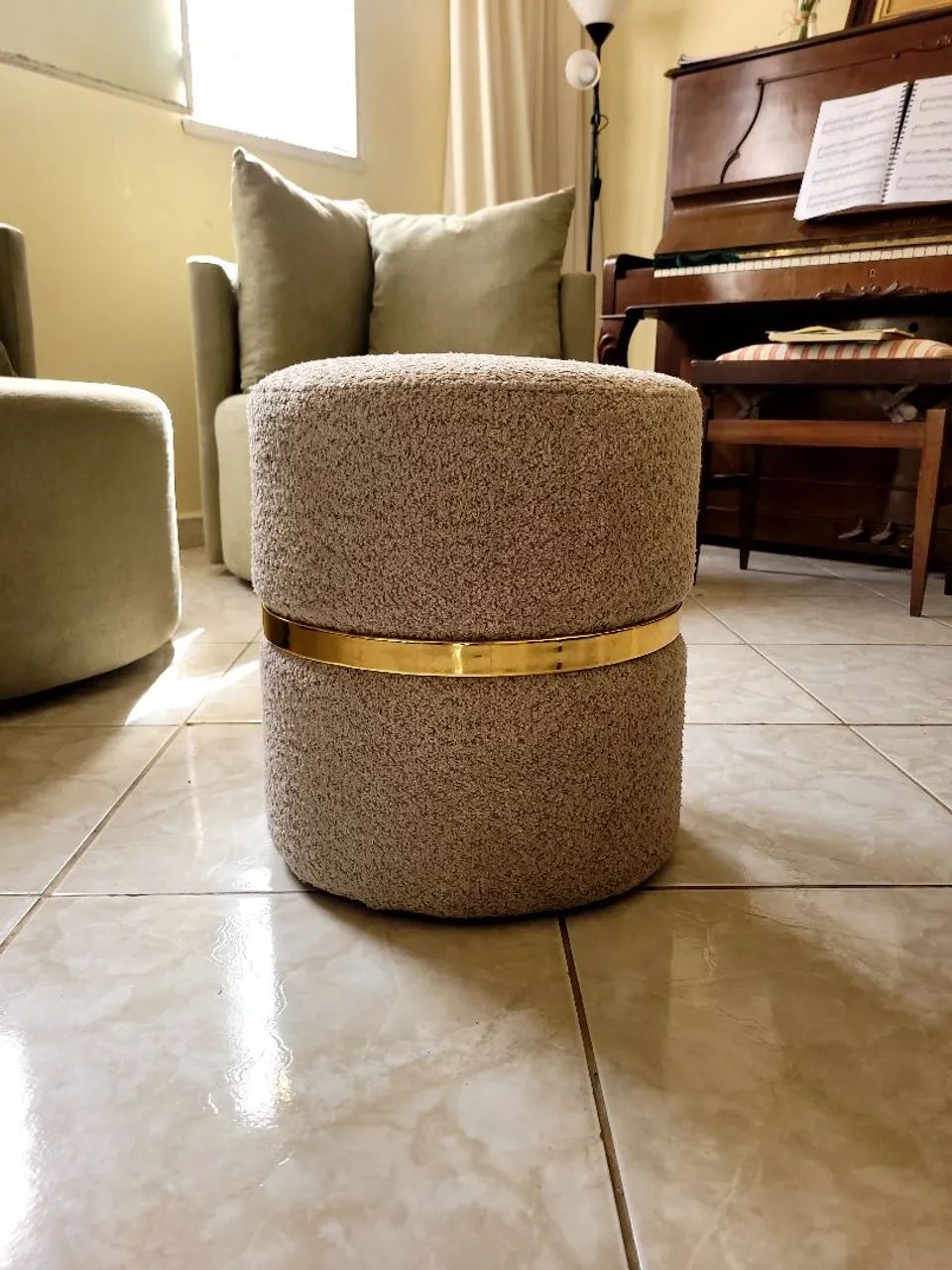 Puff Decorativo Redondo Orgânico Boucle Camurça 
