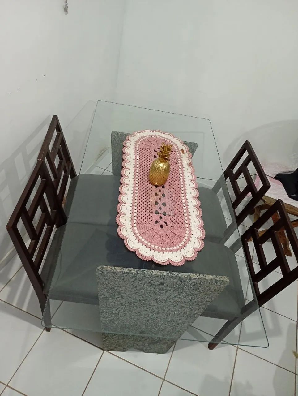 Vendo mesa de vidro ,base granito com cadeiras em madeira maciça  - Foto 2