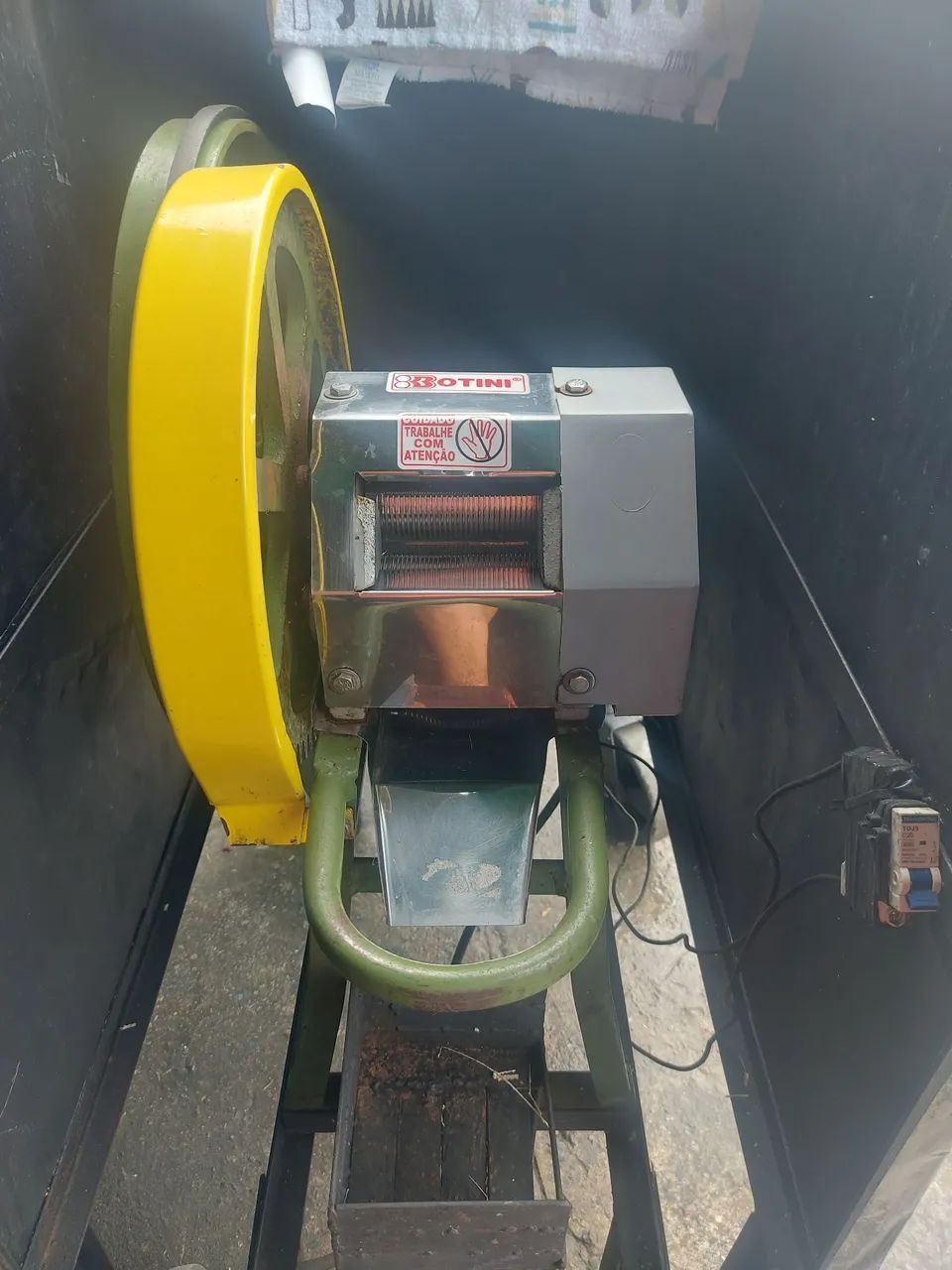 Maquina caldo de cana com carrinho.