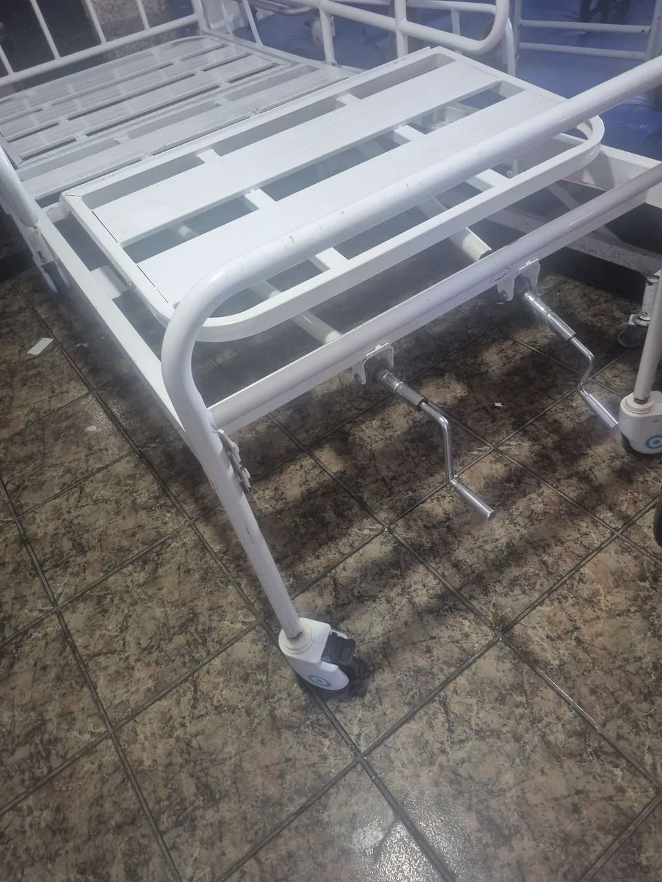 Cama hospitalar com 2 colchões  - Foto 3