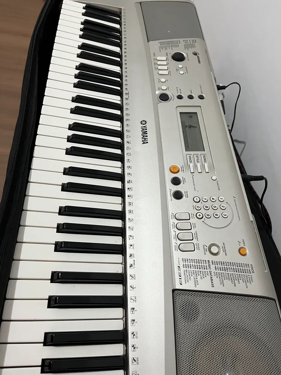 Teclado Yamaha PSR-E313 com 61 teclas sensíveis e display LCD - Foto 2