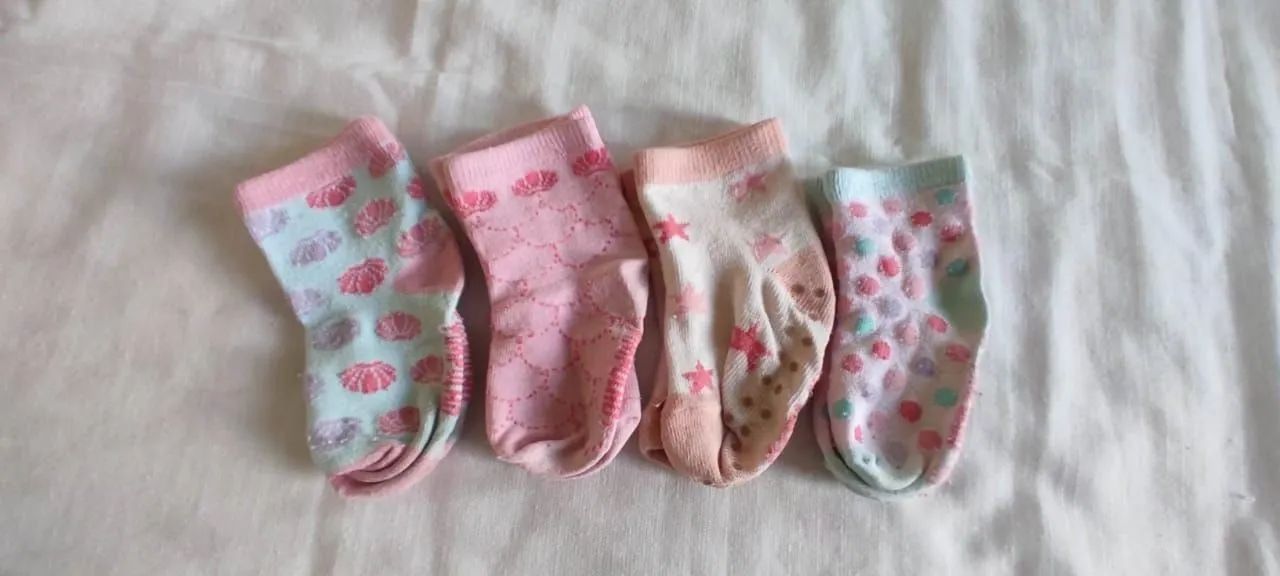 1 meia bebê grossa nunca usada + 9 meias semi novas - Foto 5