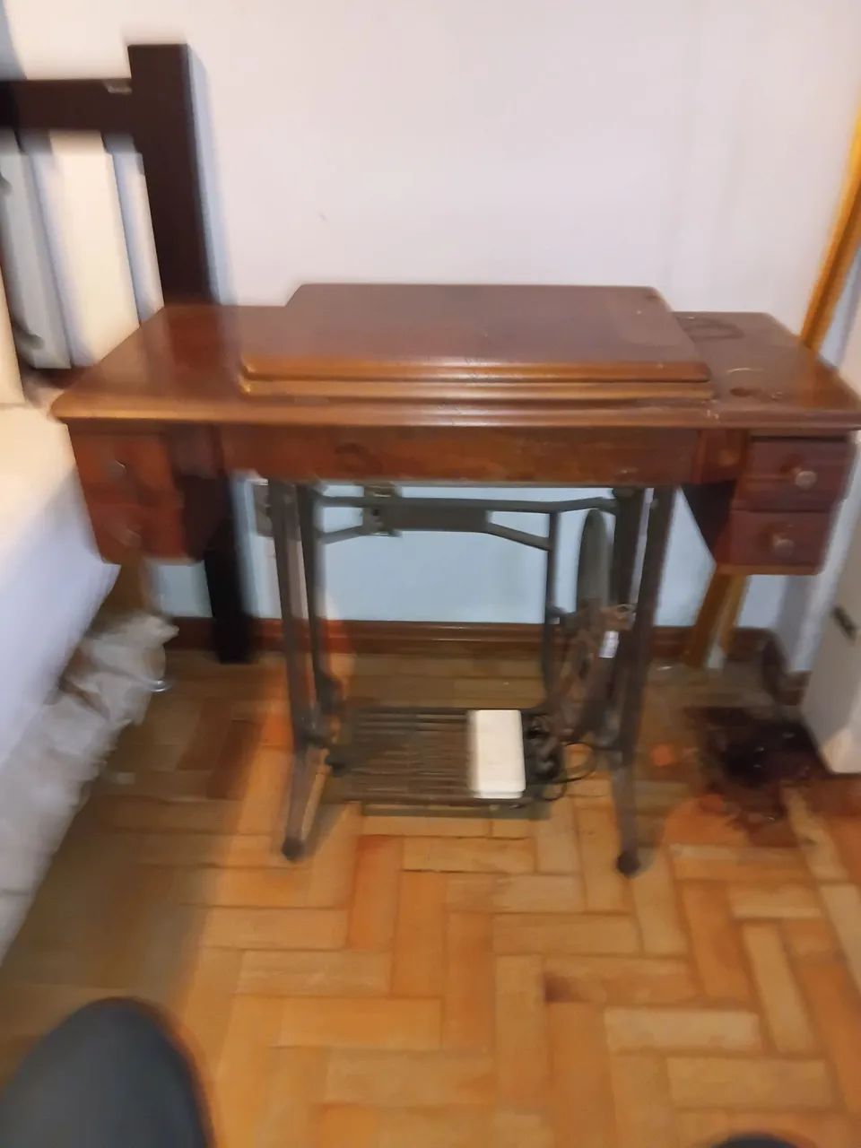 Máquina de costura antiga. - Foto 2