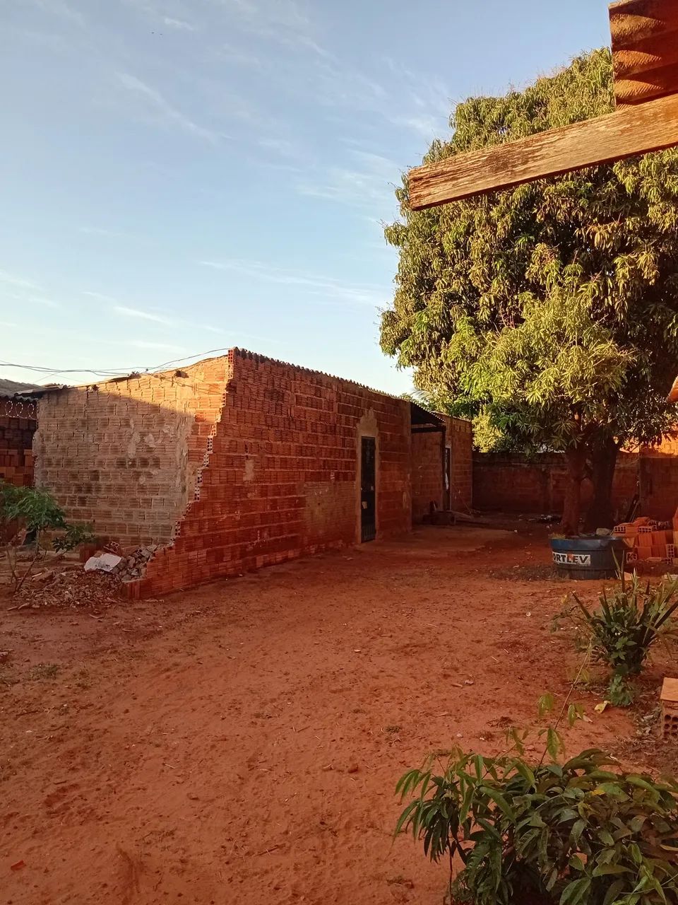 Terreno com duas casas meia água 