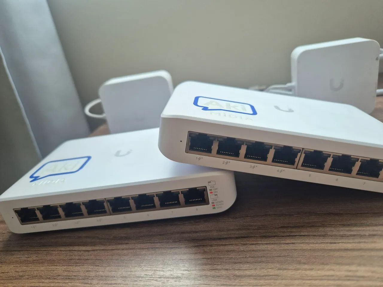 2 Switch Ubiquiti Lite 8 Poe + 1TP LINK - Foto 2
