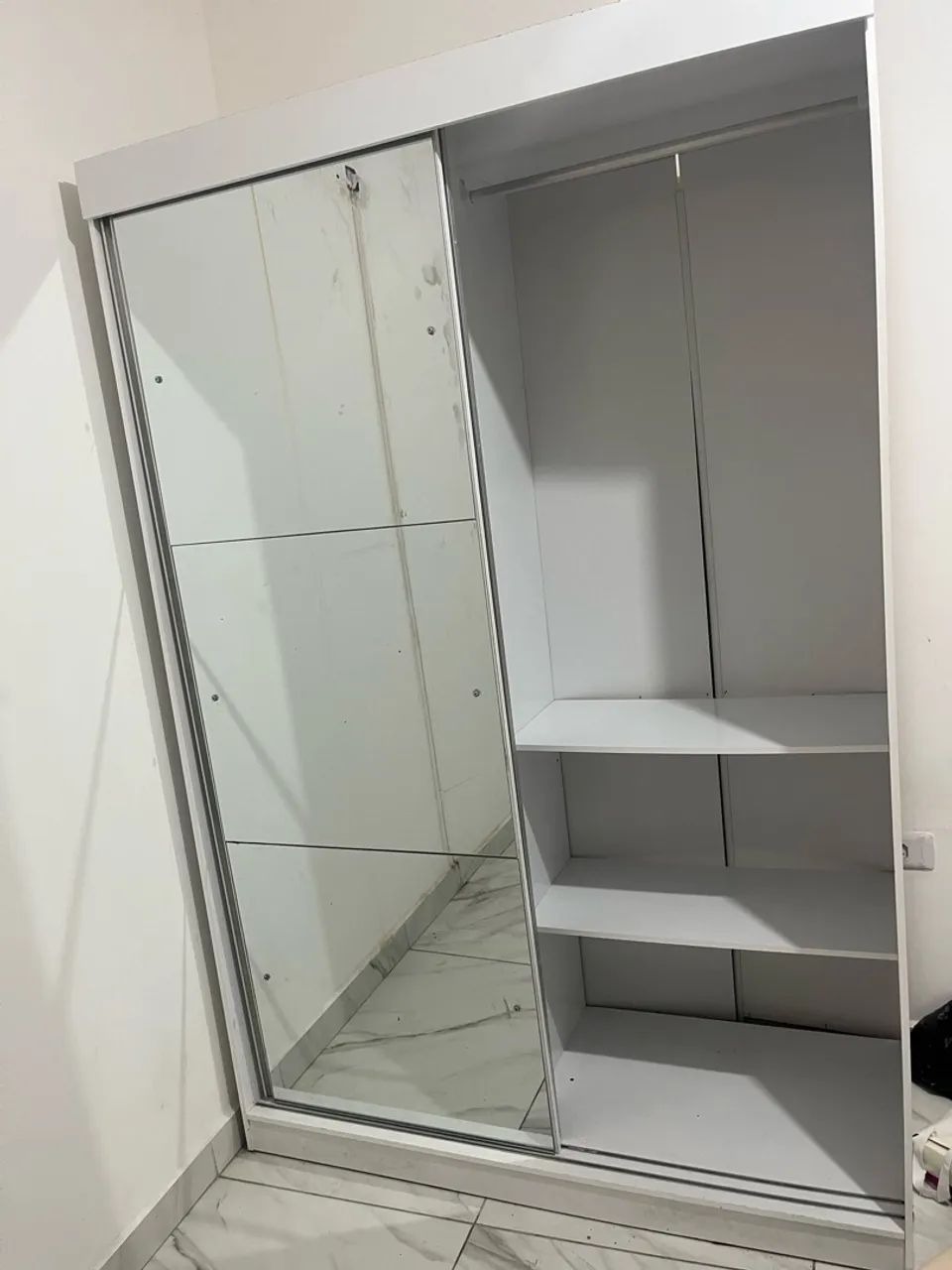 Guarda roupa de solteiro 