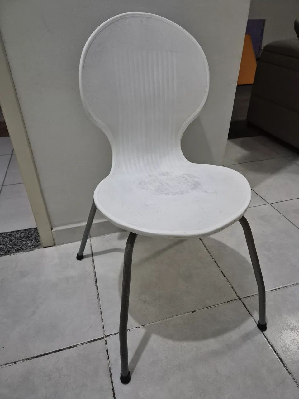 Cadeira plástica com pés metálicos 