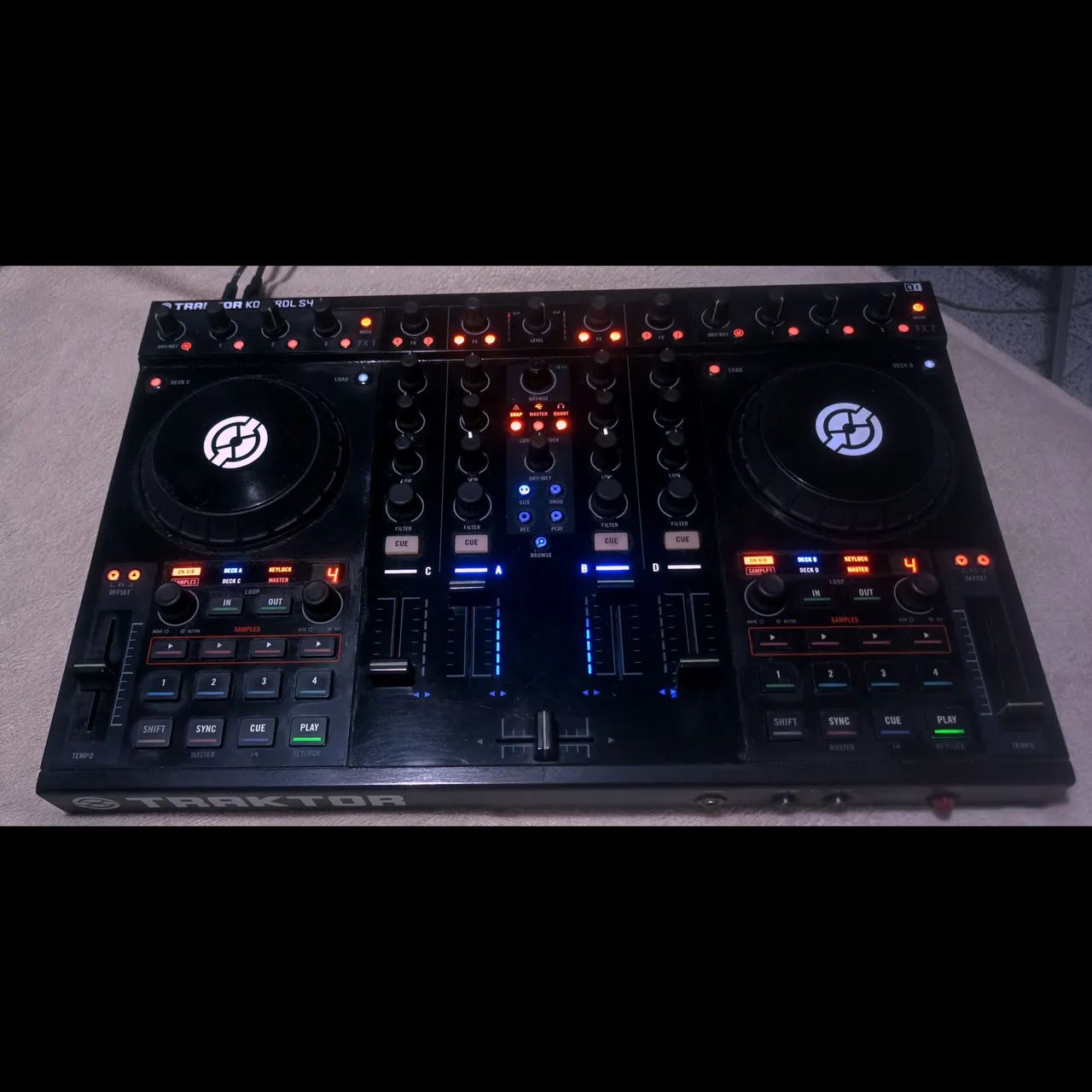 Controladora Traktor Kontrol S4 MK1 da Native Instruments para DJ