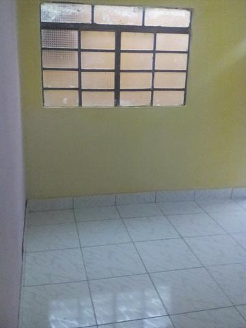 Aluga-se Kit Net com 2 peças mais o banheiro. Não paga água e luz. WhatsApp 9 * - Foto 6