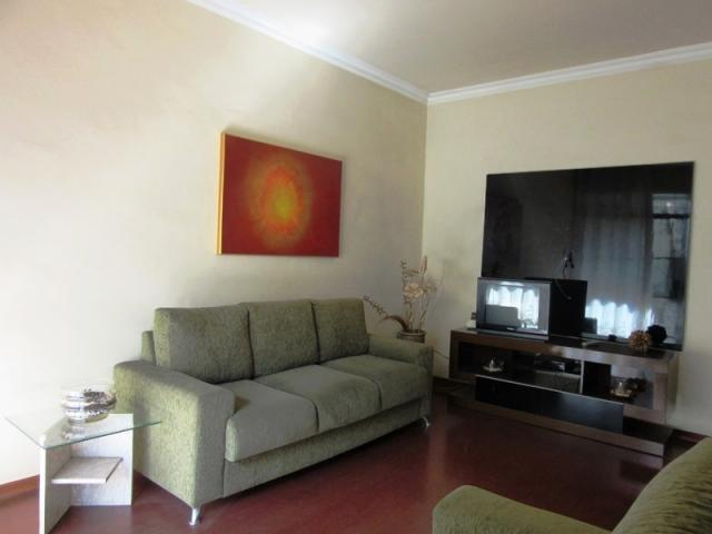 Excelente casa. 03 pavimentos, com habite-se e ótima localização.