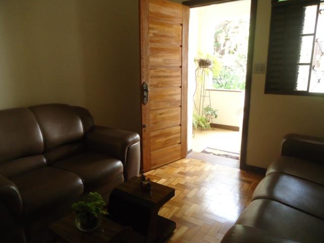 Casa bem conservada em ótima localização, próximo a rua padre eustáquio! - Foto 2