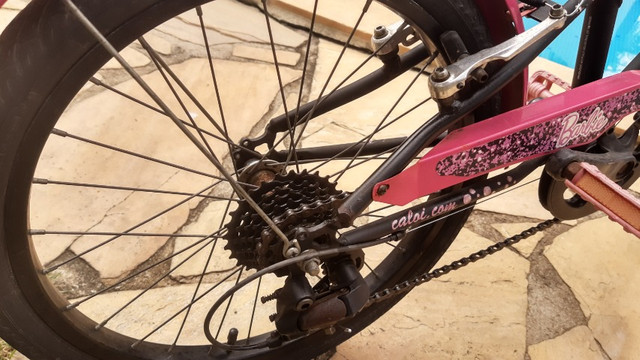 Bicicleta Caloi Aro 20 Barbie 7 marchas - Foto 2