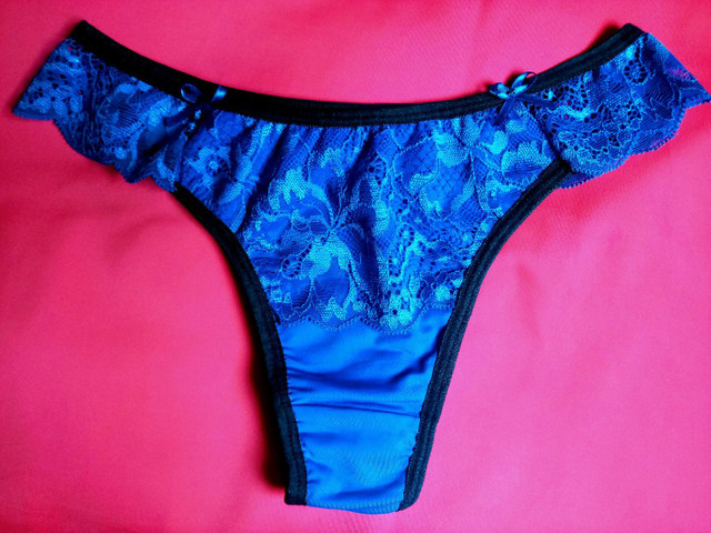 Calcinha azul com renda