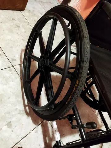 Cadeira de rodas nova.