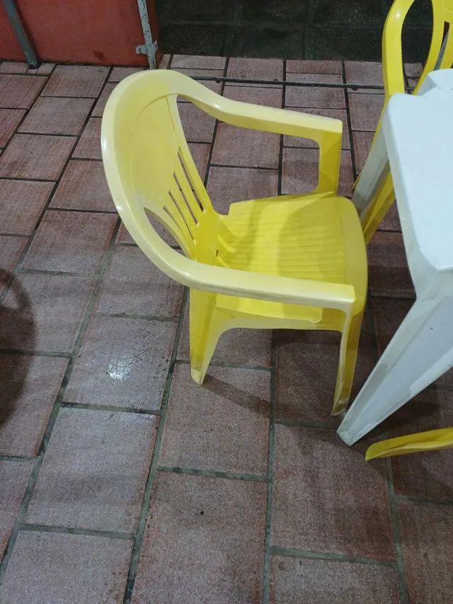 Conjunto de mesa e cadeiras de plástico 