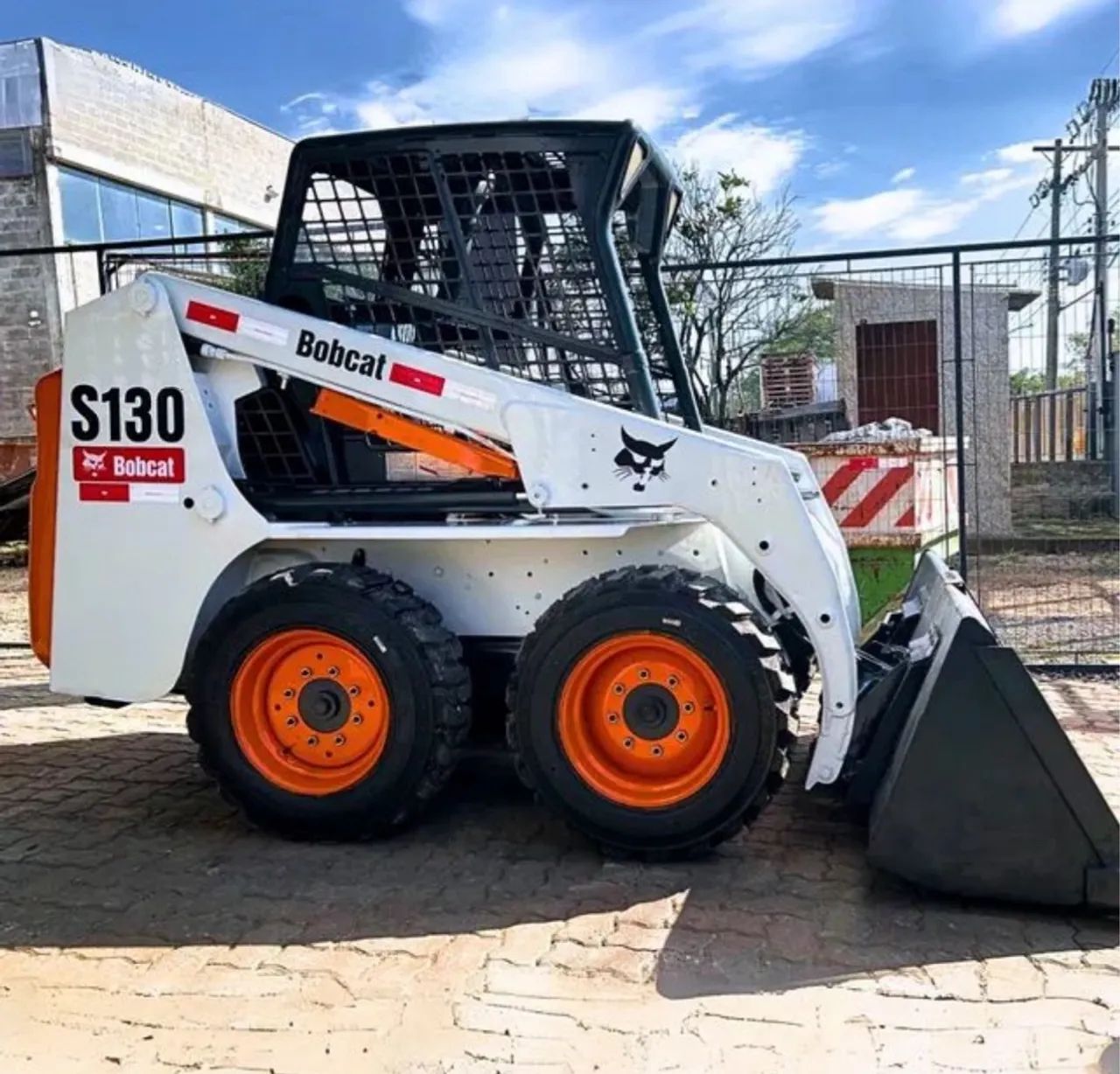 Minicarregadeira Bobcat S130 ano 2013 com 3900 horas, Joystick, no RS