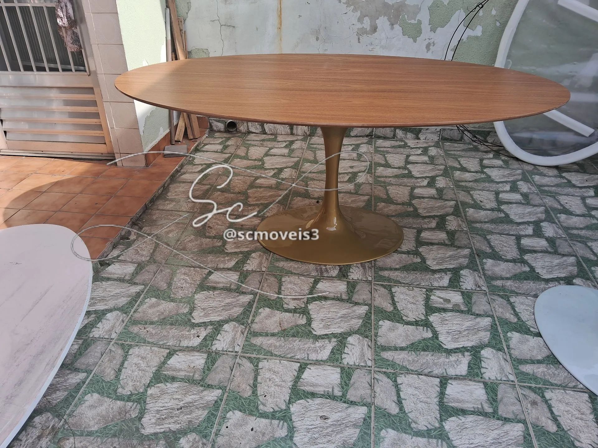 Mesa de Jantar Oval saarinen, tampo em mdf revestimento em freijo 180x1.00