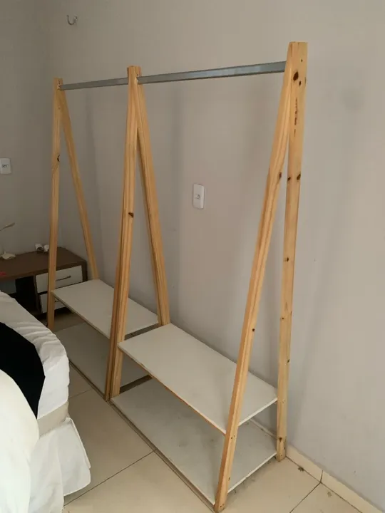 Arara de Roupa de Madeira - Ideal para organização!