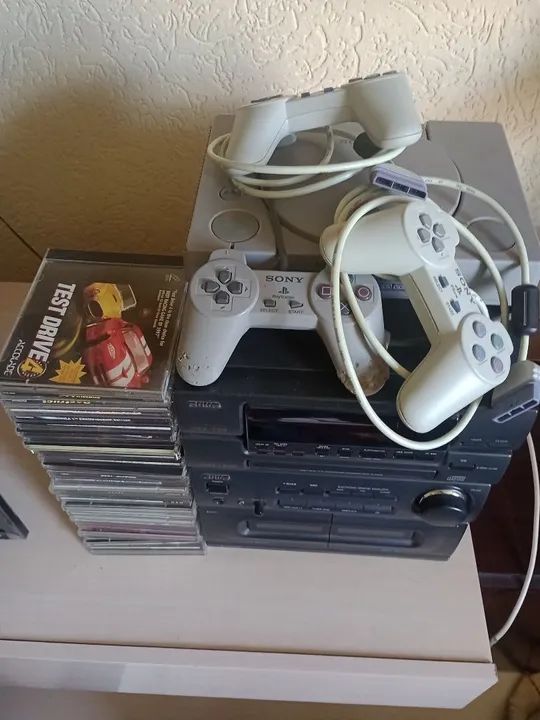 Play Station + 30 jogos + 3 controles